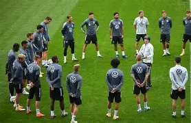 西亚卡姆在德国队比赛中战术调整莱比锡止住颓势备战法甲，阿斯顿维拉防线松动备战荷甲瞬间刷屏 